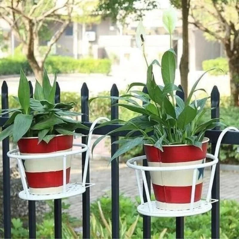 Suspended support for flower pots 