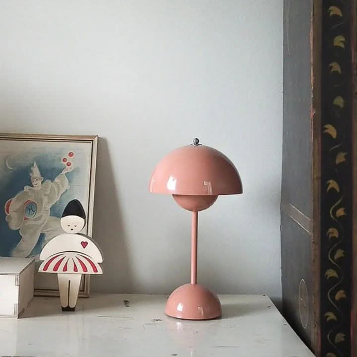 Modern LED table lamp, wireless and dimmable 