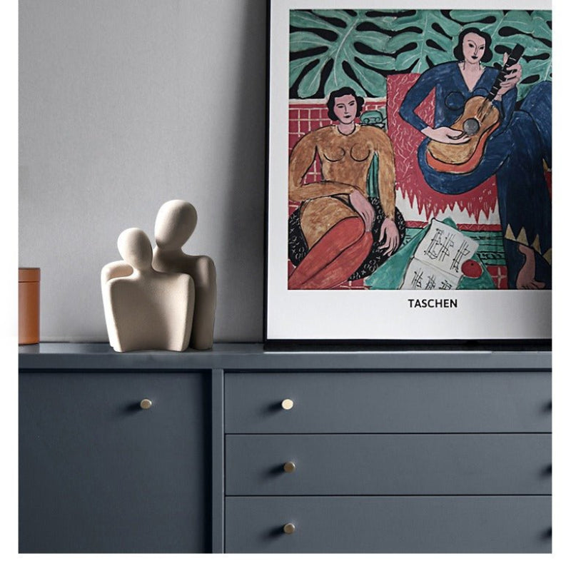 愛情と絆を象徴する現代彫刻 