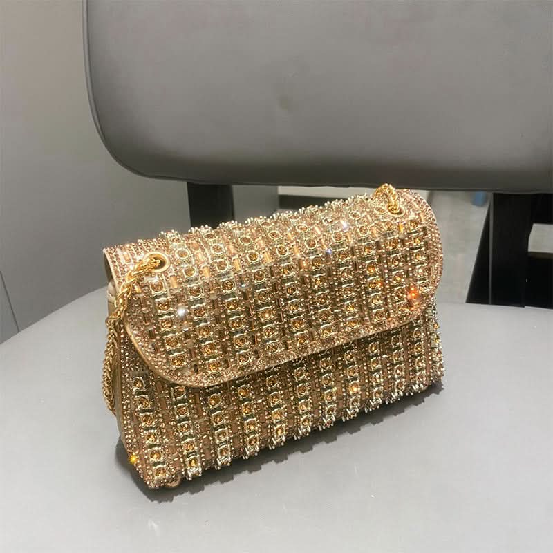 Shine in the evening with this glamorous rhinestone clutch 