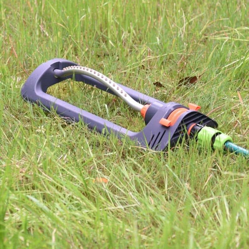 Oscillating sprinkler with adjustable jet 