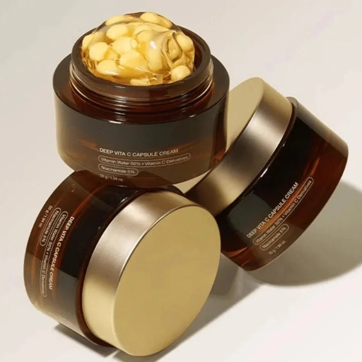 Éclat visible et peau hydratée grâce aux capsules C