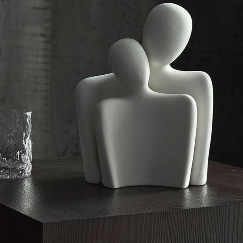 Moderne skulptur, der symboliserer bånd og ømhed 