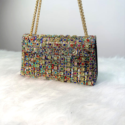 Shine in the evening with this glamorous rhinestone clutch 